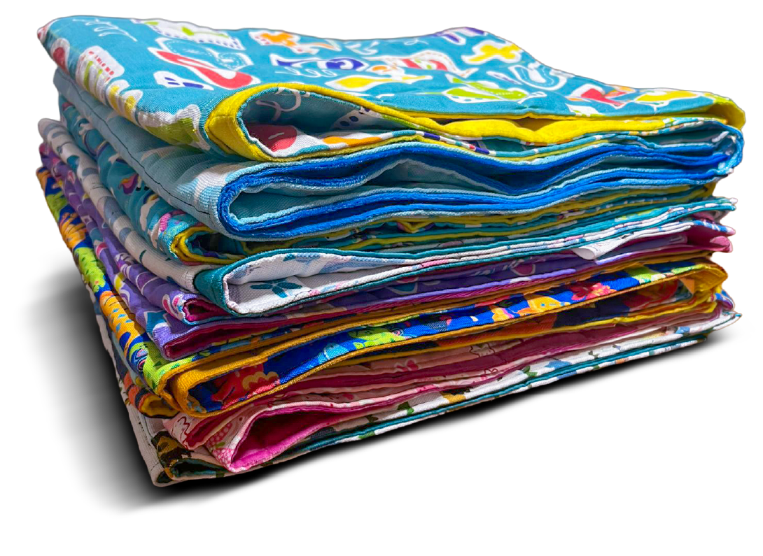 Pila de mantas de peso de colores dobladas