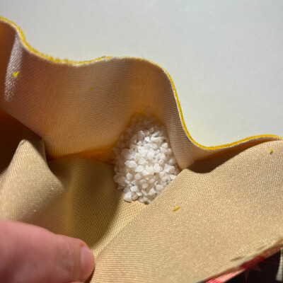 Rellenando uno de los bolsillos de la manta con pellets